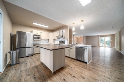 116 6 Avenue West, Empress, AB - Indoor Photo Showing Kitchen With Upgraded Kitchen