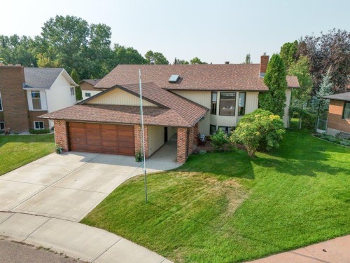 17 Iris Court SE Medicine Hat, AB T1B 2S1