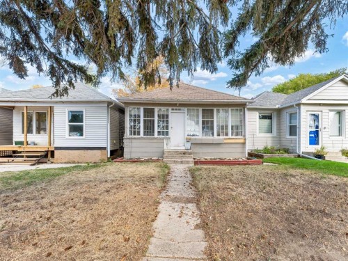 166 7 Street SE Medicine Hat, AB T1A 1J3