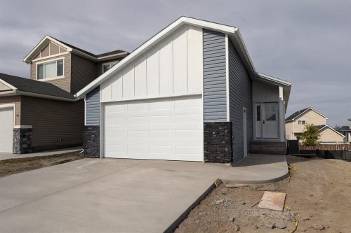 62 Sunwood Crescent SW Medicine Hat, AB T1B 0R5