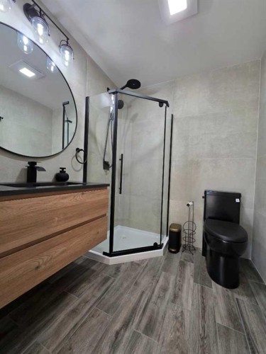 333 1 Street Sw, Redcliff, AB - Indoor Photo Showing Bathroom