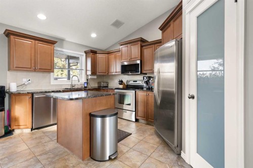 404 Jesmond Place Sw, Redcliff, AB - Indoor Photo Showing Kitchen