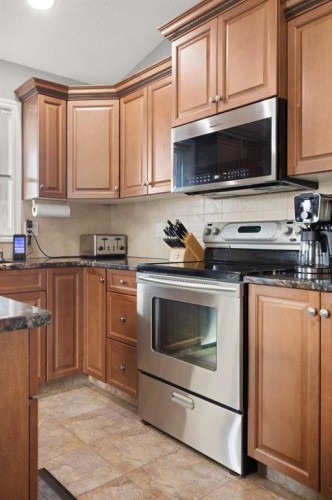 404 Jesmond Place Sw, Redcliff, AB - Indoor Photo Showing Kitchen