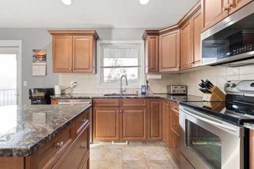404 Jesmond Place Sw, Redcliff, AB - Indoor Photo Showing Kitchen