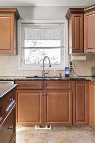 404 Jesmond Place Sw, Redcliff, AB - Indoor Photo Showing Kitchen