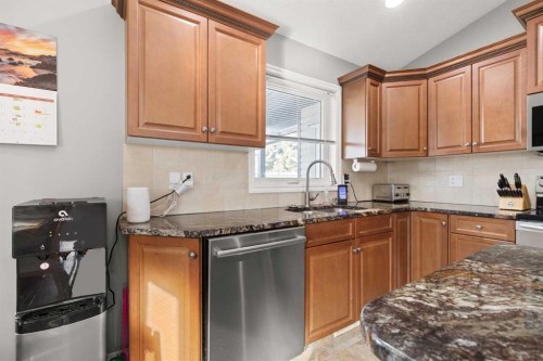 404 Jesmond Place Sw, Redcliff, AB - Indoor Photo Showing Kitchen