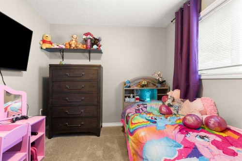 404 Jesmond Place Sw, Redcliff, AB - Indoor Photo Showing Bedroom