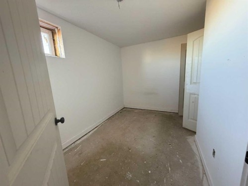 405 2 Avenue East, Bow Island, AB - Indoor Photo Showing Other Room