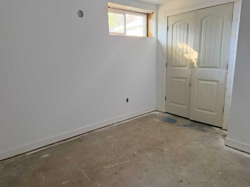 405 2 Avenue East, Bow Island, AB - Indoor Photo Showing Other Room