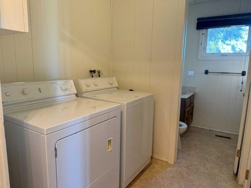 405 2 Avenue East, Bow Island, AB - Indoor Photo Showing Laundry Room