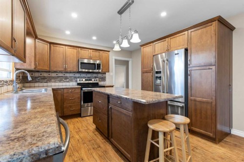 417 2 Street Se, Redcliff, AB - Indoor Photo Showing Kitchen With Double Sink