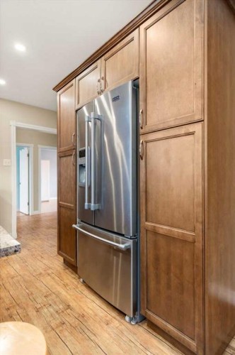 417 2 Street Se, Redcliff, AB - Indoor