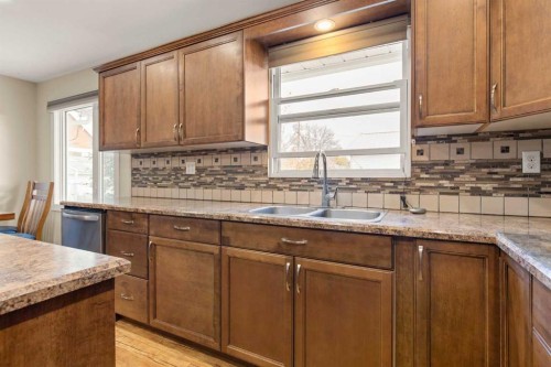 417 2 Street Se, Redcliff, AB - Indoor Photo Showing Kitchen With Double Sink