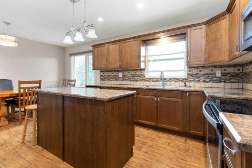 417 2 Street Se, Redcliff, AB - Indoor Photo Showing Kitchen With Double Sink