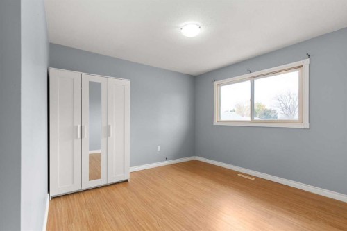 417 2 Street Se, Redcliff, AB - Indoor Photo Showing Other Room
