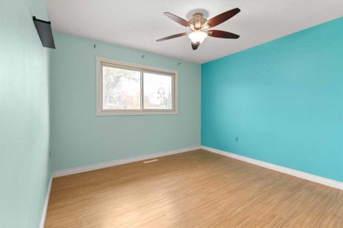 417 2 Street Se, Redcliff, AB - Indoor Photo Showing Other Room