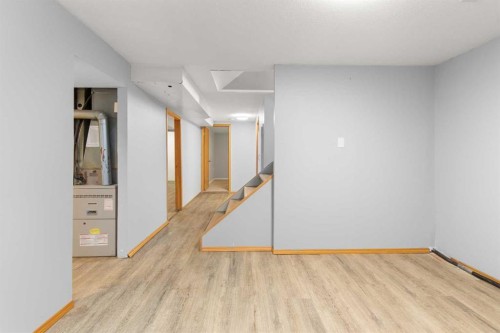 417 2 Street Se, Redcliff, AB - Indoor Photo Showing Other Room