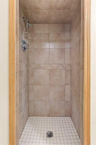 417 2 Street Se, Redcliff, AB - Indoor Photo Showing Bathroom