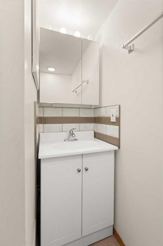 417 2 Street Se, Redcliff, AB - Indoor Photo Showing Other Room