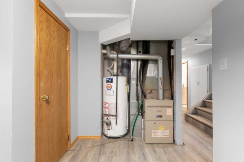 417 2 Street Se, Redcliff, AB - Indoor