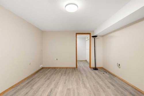 417 2 Street Se, Redcliff, AB - Indoor Photo Showing Other Room