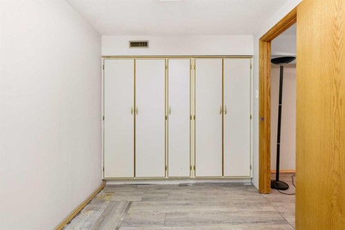 417 2 Street Se, Redcliff, AB - Indoor Photo Showing Other Room