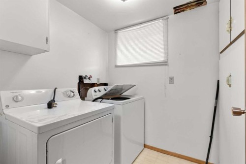 417 2 Street Se, Redcliff, AB - Indoor Photo Showing Laundry Room