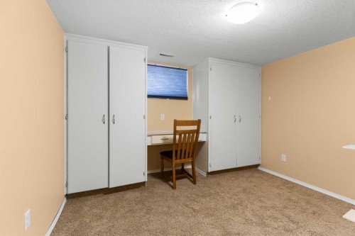 417 2 Street Se, Redcliff, AB - Indoor