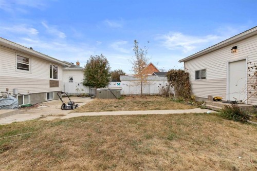 417 2 Street Se, Redcliff, AB - Outdoor With Exterior