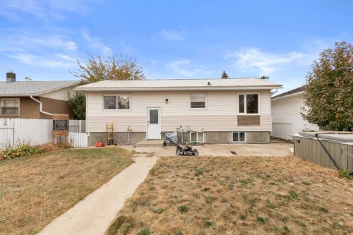 417 2 Street Se, Redcliff, AB - Outdoor