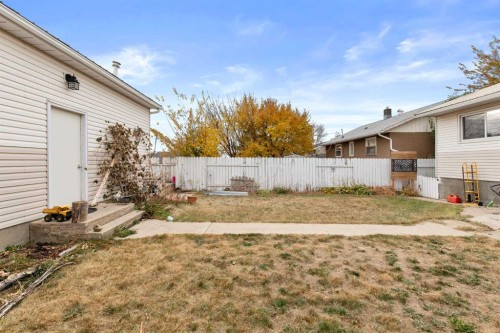 417 2 Street Se, Redcliff, AB - Outdoor