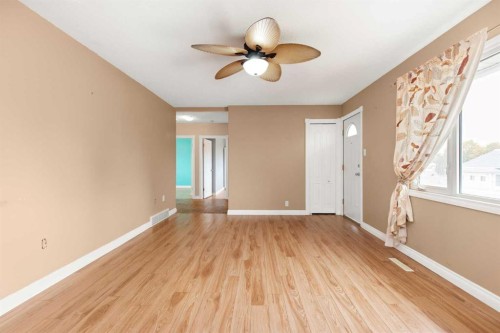 417 2 Street Se, Redcliff, AB - Indoor Photo Showing Other Room