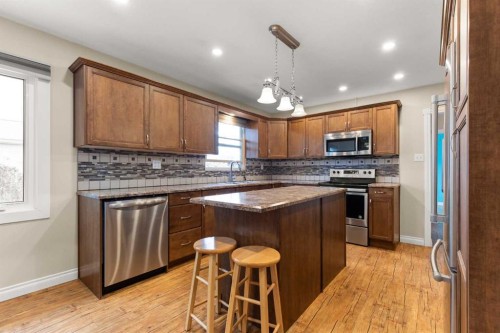 417 2 Street Se, Redcliff, AB - Indoor Photo Showing Kitchen