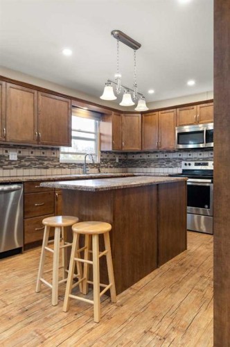 417 2 Street Se, Redcliff, AB - Indoor Photo Showing Kitchen