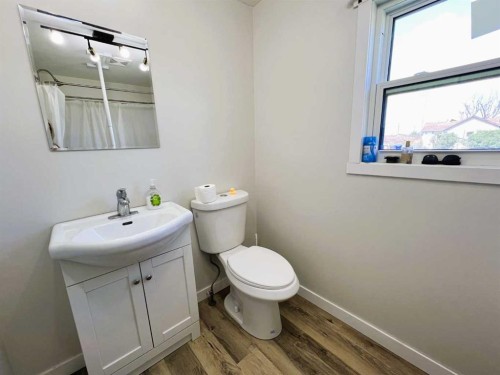 409 Illingworth Avenue, Suffield, AB - Indoor Photo Showing Bathroom