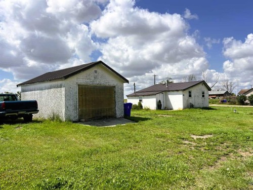 409 Illingworth Avenue, Suffield, AB - Outdoor