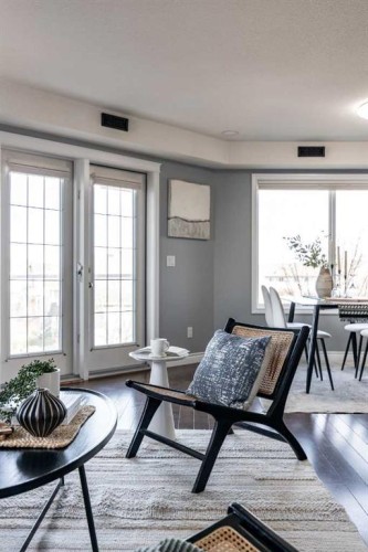 6-81 Sunrise Way Sw, Medicine Hat, AB - Indoor Photo Showing Living Room