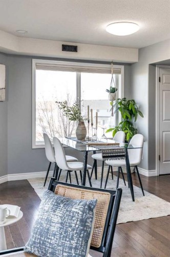 6-81 Sunrise Way Sw, Medicine Hat, AB - Indoor Photo Showing Dining Room