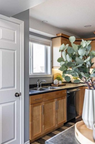 6-81 Sunrise Way Sw, Medicine Hat, AB - Indoor Photo Showing Kitchen With Double Sink