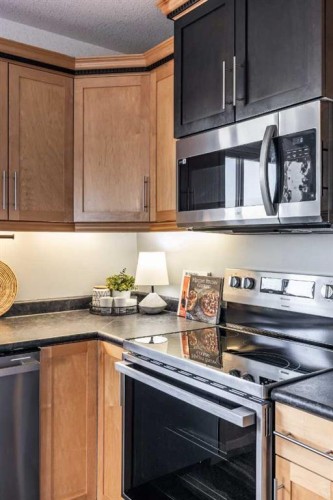 6-81 Sunrise Way Sw, Medicine Hat, AB - Indoor Photo Showing Kitchen