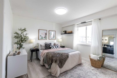 6-81 Sunrise Way Sw, Medicine Hat, AB - Indoor Photo Showing Bedroom