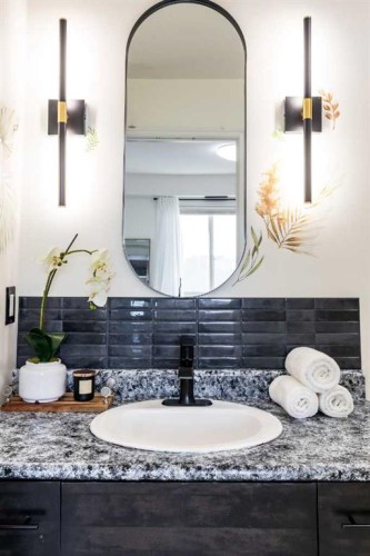 6-81 Sunrise Way Sw, Medicine Hat, AB - Indoor Photo Showing Bathroom