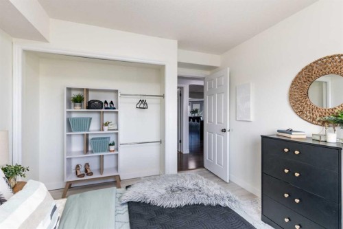 6-81 Sunrise Way Sw, Medicine Hat, AB - Indoor Photo Showing Bedroom