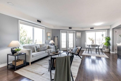 6-81 Sunrise Way Sw, Medicine Hat, AB - Indoor Photo Showing Living Room
