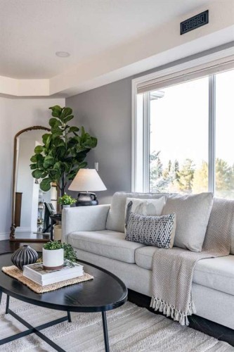 6-81 Sunrise Way Sw, Medicine Hat, AB - Indoor Photo Showing Living Room