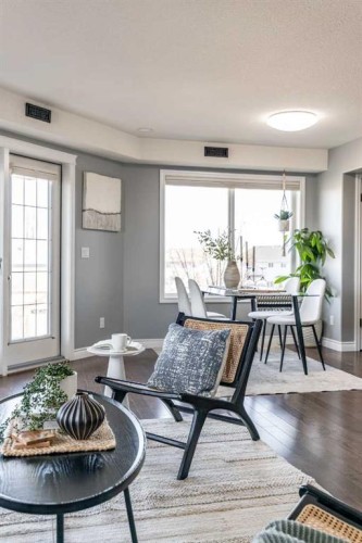 6-81 Sunrise Way Sw, Medicine Hat, AB - Indoor Photo Showing Living Room