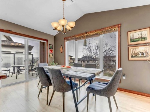 264 Sierra Road Sw, Medicine Hat, AB - Indoor Photo Showing Dining Room
