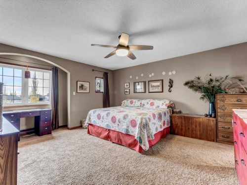 264 Sierra Road Sw, Medicine Hat, AB - Indoor Photo Showing Bedroom