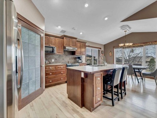 264 Sierra Road Sw, Medicine Hat, AB - Indoor Photo Showing Kitchen