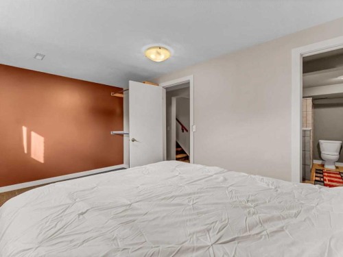 264 Shepherd Crescent Se, Medicine Hat, AB - Indoor Photo Showing Bedroom